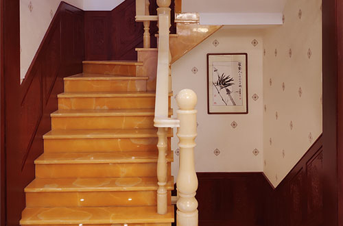 厦门中式别墅室内汉白玉石楼梯的定制安装装饰效果
