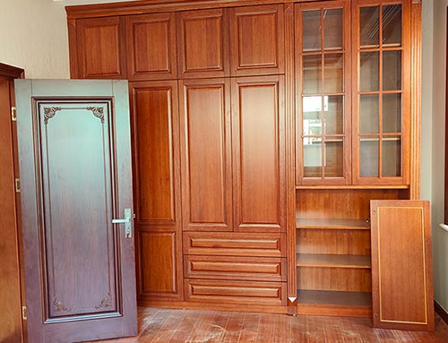 厦门中式家庭装修里定制的实木衣柜效果图
